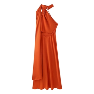 Detail eines orangefarbenen Satin-Halterkleides mit Metallknopf und Banddesign