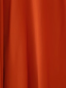 Nahaufnahme aus dunkelorangem Satinstoff mit glatter Textur und elegantem Fall