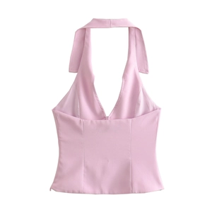 Dettaglio del top rosa chiaro con allacciatura al collo, scollo a V e colletto