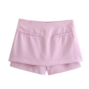 Dettaglio di gonna-pantalone rosa chiaro a vita alta con finte tasche e tessuto liscio