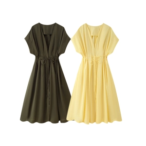 Abito midi a maniche corte con scollo a V e coulisse in vita in verde oliva e giallo