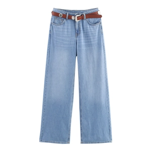 Lichtblauwe jeans met hoge taille en rechte wijde pijpen met vintage bruine riem en zilveren gespen