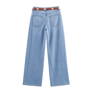 Lichtblauwe jeans voor dames met hoge taille, wijde pijpen en bruine riem op wit