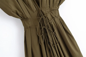 Dettaglio della vita a pieghe con coulisse su questo abito midi verde oliva