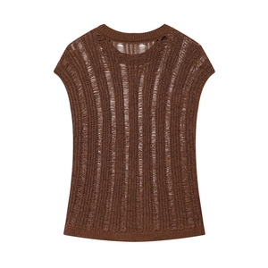 Top de punto sin mangas en color marrón con diseño calado de textura retro elegante