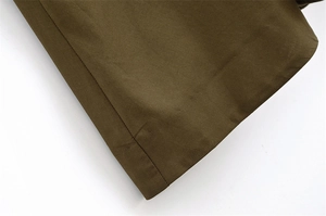 Dettaglio dell'abito midi verde oliva con cuciture precise e tessuto strutturato di qualità