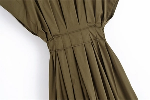 Dettaglio dell'abito midi verde oliva con vita a pieghe e accenti di coulisse sottili