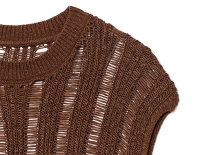 Detalle de blusa de punto marrón con tejido calado exclusivo y cuello redondo acanalado
