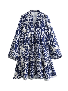 Détail de la mini robe à col en V, imprimé carreaux bleus et ourlet à volants