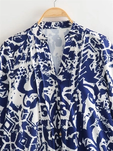 Détail de l'imprimé d'art abstrait bleu et blanc sur une chemise légère à col en V
