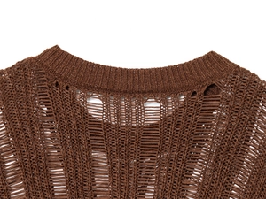 Detalle de top de punto marrón con cuello redondo y textura calada de estilo retro