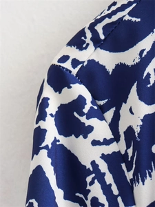 Détail macro des coutures fines sur l'épaule en tissu tissé imprimé marbre bleu
