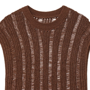 Top de punto calado marrón con cuello redondo y diseño de rayas verticales texturizadas