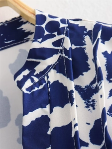 Gros plan sur la texture du tissu à imprimé abstrait bleu et blanc sur un cintre en bois