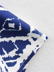 Gros plan sur les coutures soignées et l'imprimé ethnique du mini robe bleu marine