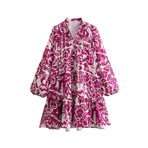 Mini robe fleurie de style français avec col en V manches lampion et ourlet à volants