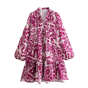 Mini robe française fleurie magenta et blanc avec manches lanternes et col en V chic