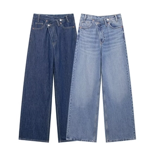 Jean femme taille haute à jambes larges avec taille croisée asymétrique à double boutonnage