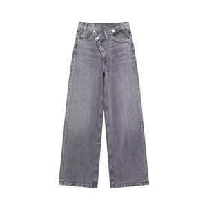 Détail du jean large taille haute avec une taille double asymétrique croisée unique