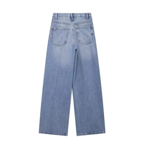 Détail du jean taille haute à jambes larges bleu clair avec poches plaquées au dos