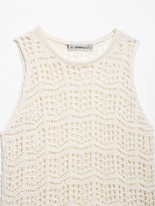 Detailaufnahme des Häkelstrickmusters an einem cremefarbenen ärmellosen Sommertop