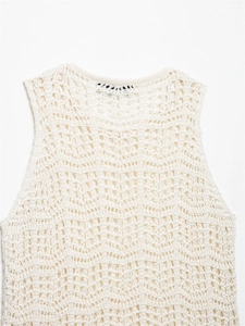 Detailaufnahme des Bohemian-Häkelmusters an cremefarbener, ärmelloser Strickweste