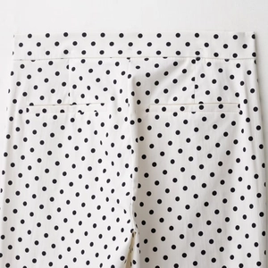 Sommerliche Polka-Dot-Schlaghose mit weißem Taillendetail und schwarzem Punktmuster-Design