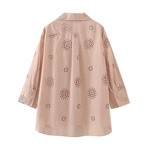 Dettaglio camicia rosa chiaro a maniche lunghe con ricamo traforato e piega sulla schiena