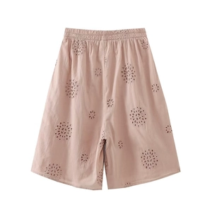 Dettaglio degli shorts estivi color malva con ricamo traforato e vita alta elasticizzata
