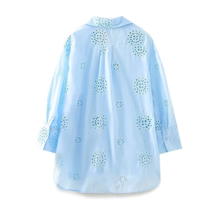 Vista posteriore di una camicia a maniche lunghe azzurra con ricami floreali traforati