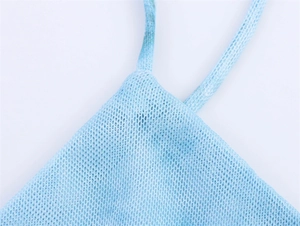 Nahaufnahme von hellblauem Netzstoff mit detaillierten Nähten und feiner Strickstruktur
