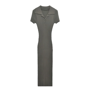 Robe midi en maille côtelée à manches courtes gris-vert foncé avec un col polo