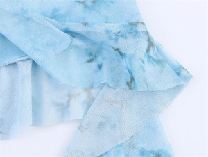 Detail von hellblauem Batik-Mesh-Gewebe mit atmungsaktiver Lochstruktur und weicher Textur