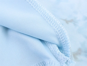 Detailaufnahme der präzisen Overlock-Naht auf dem hellblauen Netzgewebe des Oberteils