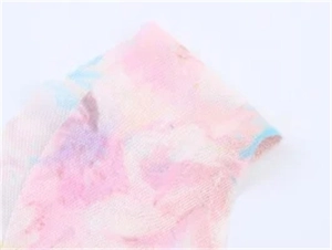 Makro-Detail des Sommer-Mesh-Tops mit pink-violettem Farbverlauf und Batik-Drucktextur