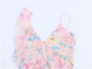 Detailansicht des asymmetrischen floralen Chiffon-Oberteils mit Rüschen und dünnen Trägern