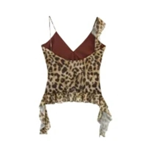 Detailansicht des Camisole-Tops mit Leopardenmuster, Rüschen und asymmetrischen Trägern