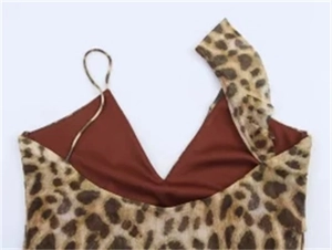Detail der Leopardenmuster-Bluse mit asymmetrischem Rüschenband und V-Ausschnitt