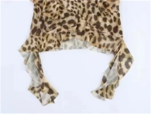 Detailaufnahme der Rüschenkante mit Leopardenmuster auf leichtem Mesh-Sommertop