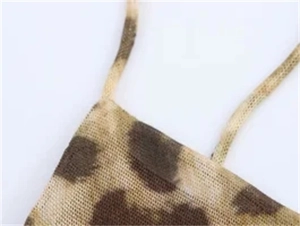 Detail von Leopard-Print Netzgewebe mit dünnen Spaghettiträgern auf einem Sommertop