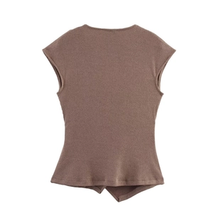 Dettaglio del top smanicato in maglia color marrone con orlo sovrapposto irregolare