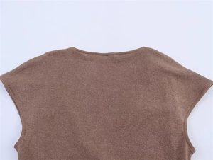 Dettaglio ravvicinato della trama in maglia marrone del top senza maniche e scollo