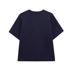 Détail d'un haut en maille bleu marine à manches courtes avec tissu gaufré texturé