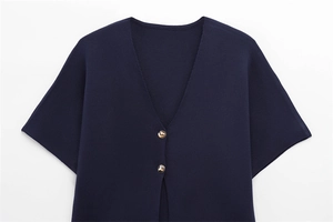 Vue détaillée du cardigan en maille bleu marine avec deux boutons dorés polis