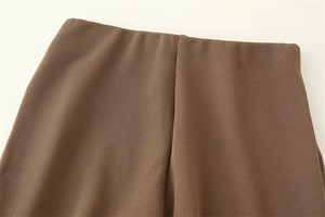 Dettaglio del tessuto marrone strutturato e del girovita dei pantaloni estivi