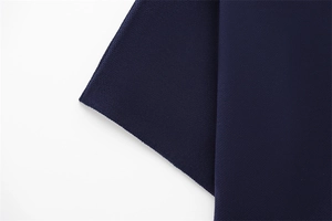 Détail du tissu en maille bleu foncé haute densité montrant la texture fine