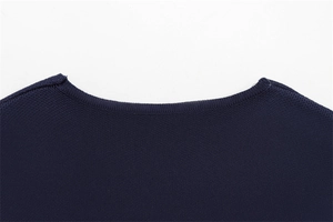 Détail de l'encolure ronde en tricot bleu marine avec une texture fine de maille plate