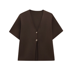 Vue détaillée du cardigan marron foncé à col en V avec deux boutons métalliques