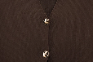 Gros plan du cardigan en maille marron foncé avec deux boutons en métal et col en V fin