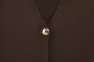 Détail de la texture en maille marron foncé et d'un bouton métallique argenté poli